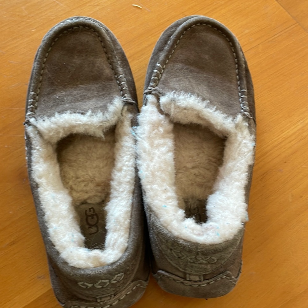 UGG slippers/loafers women sz 6.5 excellent condition barely worn inside only
